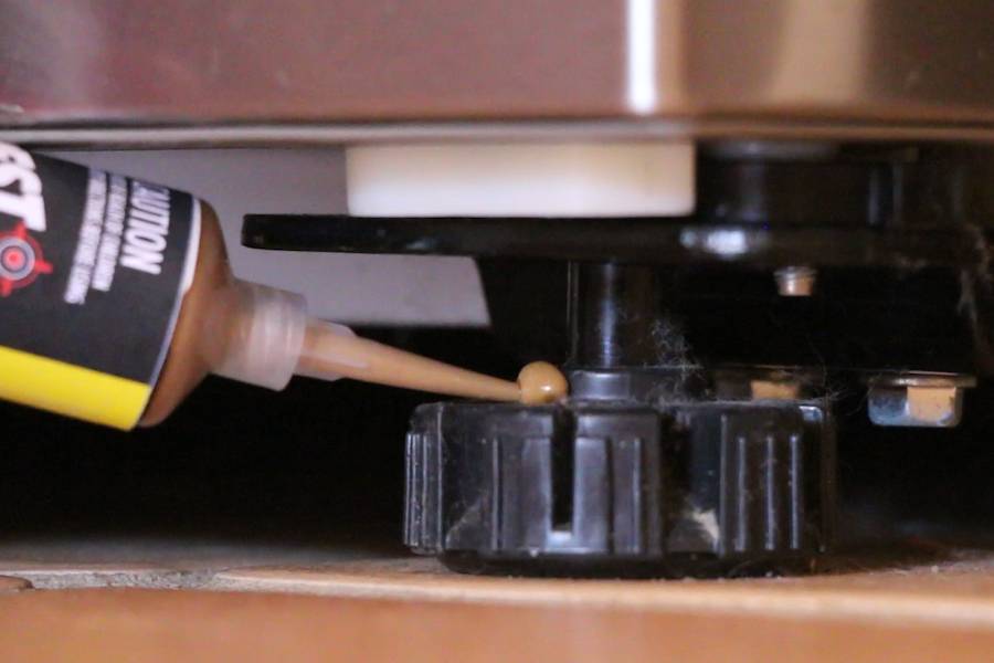 Cockroach gel application